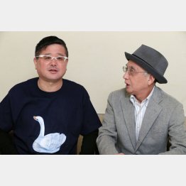 三遊亭白鳥（左）と吉川潮／（Ｃ）日刊ゲンダイ