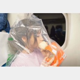 ビニール袋をかぶり豚まんを…（桃乃木かなのツイッターから）