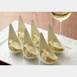 合う酒＝白ワイン（シャルドネ）（Ｃ）日刊ゲンダイ