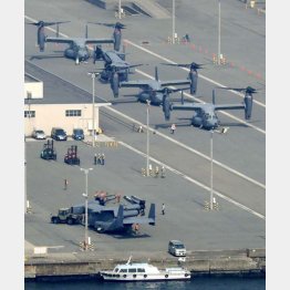 陸揚げされたオスプレイ（Ｃ）共同通信社