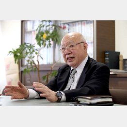 「最近、すっかり怖い人だと思われちゃってね」と笑う伊藤会長／（Ｃ）日刊ゲンダイ