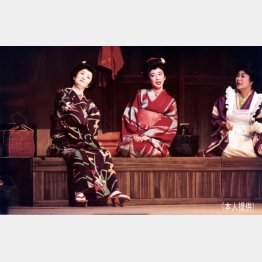 舞台「放浪記」、故森光子さん（左）と／（提供写真）