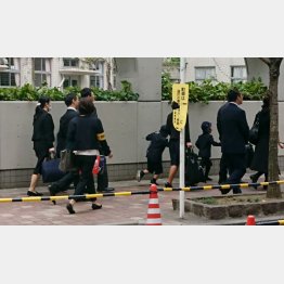 道路規制に警備まで（Ｃ）日刊ゲンダイ