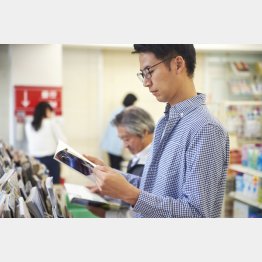 コンビニの雑誌売り場（Ｃ）ＰＩＸＴＡ