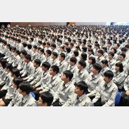 大量採用をとる時代はいつまで？（トヨタの入社式）／（Ｃ）共同通信社