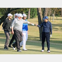 ゴルフに興じている場合か（内閣広報室提供）