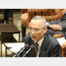 「文書読まずにハンコ」（Ｃ）日刊ゲンダイ