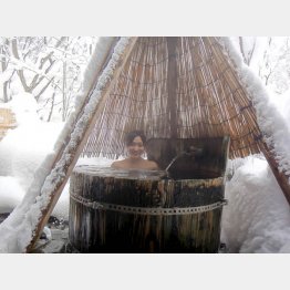 冬なので雪よけのすだれが（提供写真）