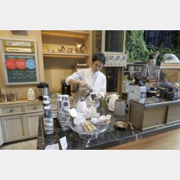 １００円コーヒーを注ぐ店員の花澤さん（Ｃ）日刊ゲンダイ