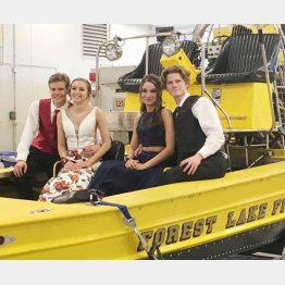 プロム出席者は大喜びで記念撮影（フォレストレーク消防署のフェイスブックより）