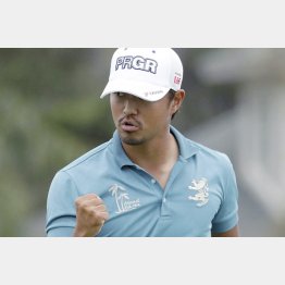 ミケルソンのスイングを見ならって初Ｖを手にした小平（Ｃ）共同通信社