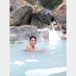 ゴツゴツした岩の崖に囲まれた姥湯温泉（Ｃ）日刊ゲンダイ