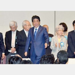 「政務」で退席したが…／（Ｃ）日刊ゲンダイ