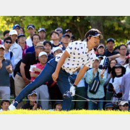 大勢のギャラリーに注目された石川だったが成績は冴えなかった（Ｃ）日刊ゲンダイ