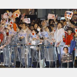 シンパに守られ…（Ｃ）日刊ゲンダイ