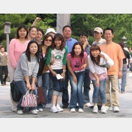２００５年の社員旅行（中央が李社長）／（提供写真）