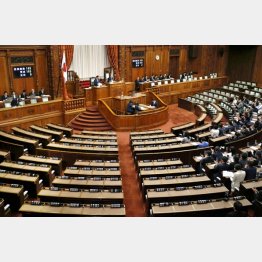 野党６党の審議拒否で参院本会議はガラガラ（Ｃ）共同通信社