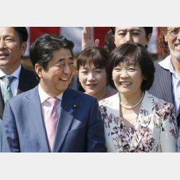 興味津々だったりして（Ｃ）日刊ゲンダイ