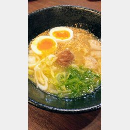 地どりのコラーゲン塩ラーメン（西郷梅入り）／（Ｃ）日刊ゲンダイ