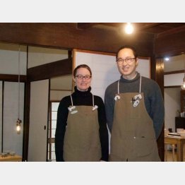 「スタジオワニ工房」の綿島夫妻（Ｃ）日刊ゲンダイ