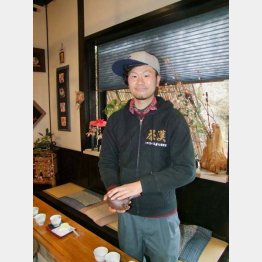 「そのぎ茶」全国茶青年審査技術大会優勝の大場真吾さん（Ｃ）日刊ゲンダイ