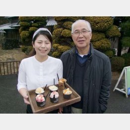 西の原「こめたま」の店長と波佐見焼振興会の児玉会長（Ｃ）日刊ゲンダイ