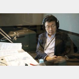 １８年度のナビゲーターを務める震災復興支援ラジオ番組「Hitachi Systems HEART TO HEART」（J-WAVEと東北放送）の収録風景／（Ｃ）Koji Takano