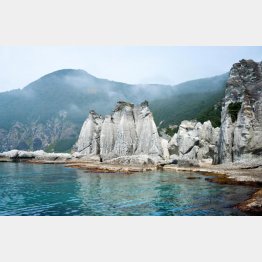 幻想的な仏ヶ浦。観光船で行ける（提供写真）