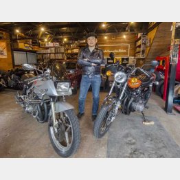 「古いバイクから人間味を感じるのです」と田崎さん／（Ｃ）日刊ゲンダイ