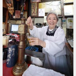 都内最古のサーバーでビールをつぐ澄子さん（Ｃ）日刊ゲンダイ