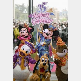 東京ディズニーランド開園３５周年を祝うミッキーマウスなどの人気キャラクター（Ｃ）共同通信社