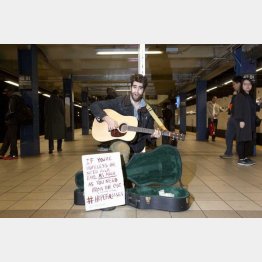 ギターケースの横にはメッセージが（ホープフル・ケーシズのフェイスブックから）
