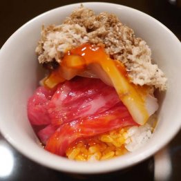 サーロインと剣先イカのどんぶり（Ｃ）日刊ゲンダイ