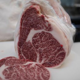 丁寧に育てられた近江牛は寝かせなくても肉が出来上がっている（Ｃ）日刊ゲンダイ