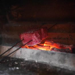 絶妙な火加減で焼かれた麤皮のステーキ（Ｃ）日刊ゲンダイ