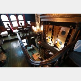 ２階に突き抜ける巨大スピーカー（Ｃ）日刊ゲンダイ