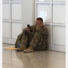 iPhoneを手に出産の瞬間を待つ（トレーシー・ドーバーさんのフェイスブックから）