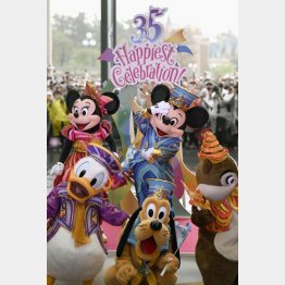 東京ディズニーランド開園３５周年（写真中央下がプルート）／（Ｃ）共同通信社
