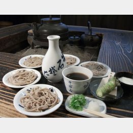 出石らしく小皿で食べるスタイル（Ｃ）日刊ゲンダイ