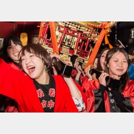 自らみこしも担ぐ（手前左が加藤氏）／（提供写真）