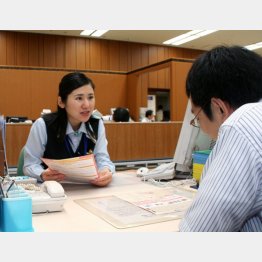 商品を説明する地銀行員（Ｃ）共同通信社