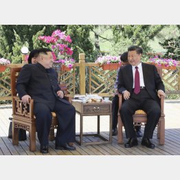 まるで親戚同士の習近平国家主席と金正恩委員長（Ｃ）共同通信社