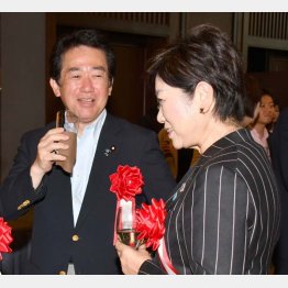 伊藤達也元金融相と談笑する小池都知事（Ｃ）日刊ゲンダイ