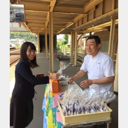 途中駅ではお土産も（Ｃ）日刊ゲンダイ