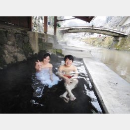 こんなにあけっぴろげな温泉も珍しい（提供写真）