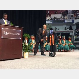 卒業式にロボットで“出席”（モービル郡公立学校システムのフェイスブックより）