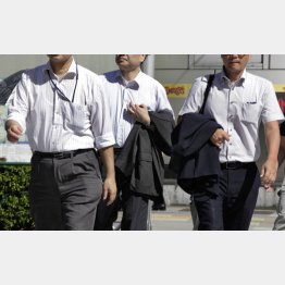 給料も貯金も減る一方（Ｃ）日刊ゲンダイ