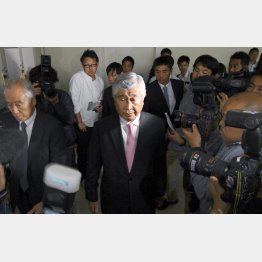 報道陣に囲まれる内田監督（Ｃ）共同通信社