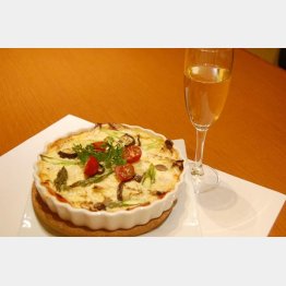 合う酒＝スパークリングワイン（Ｃ）日刊ゲンダイ