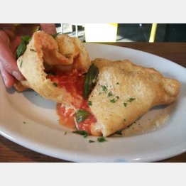 「揚げマルガリータ」はビッグサイズ（Ｃ）日刊ゲンダイ